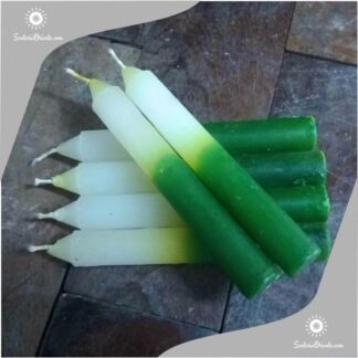 velas cortas san pantaleon verde y blanca con fonde de color madera